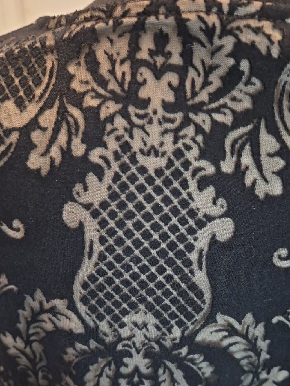T10- Sleeveless Black and Taupe Lace-Pattern Peplum Top - sz L - Picture 7 of 13